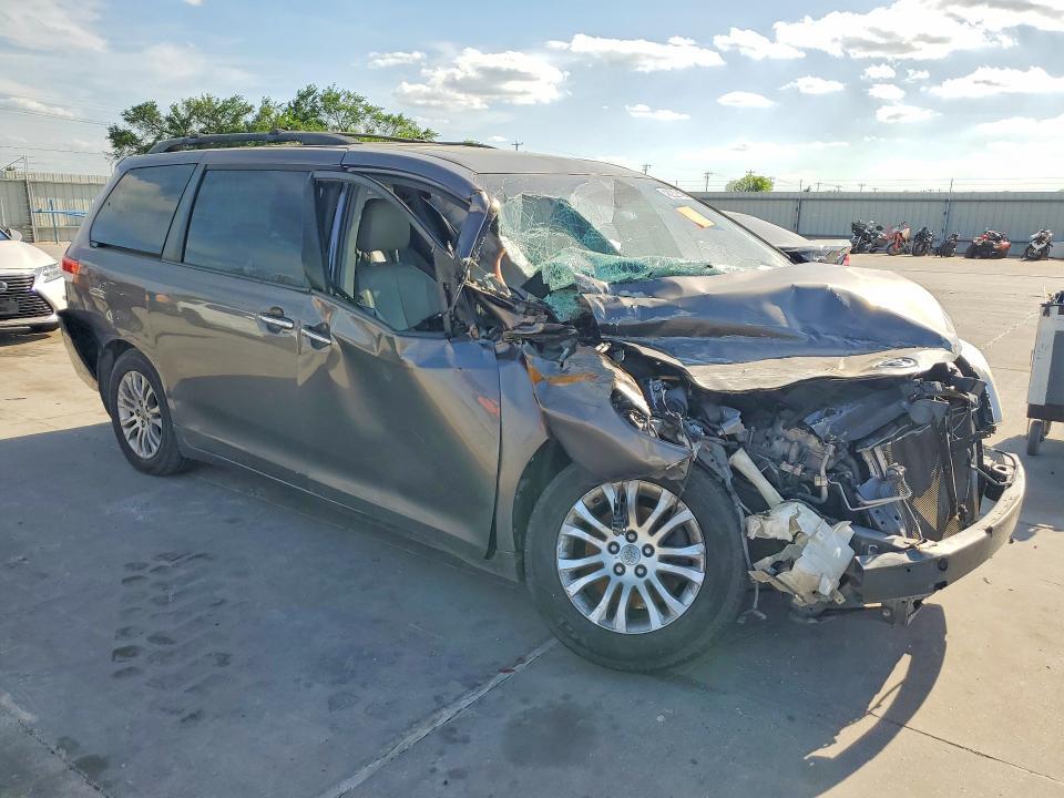 2014 Toyota Sienna xle 8-passenger