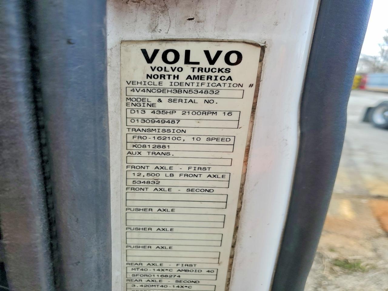 2011 Volv O VNL Semi Truck