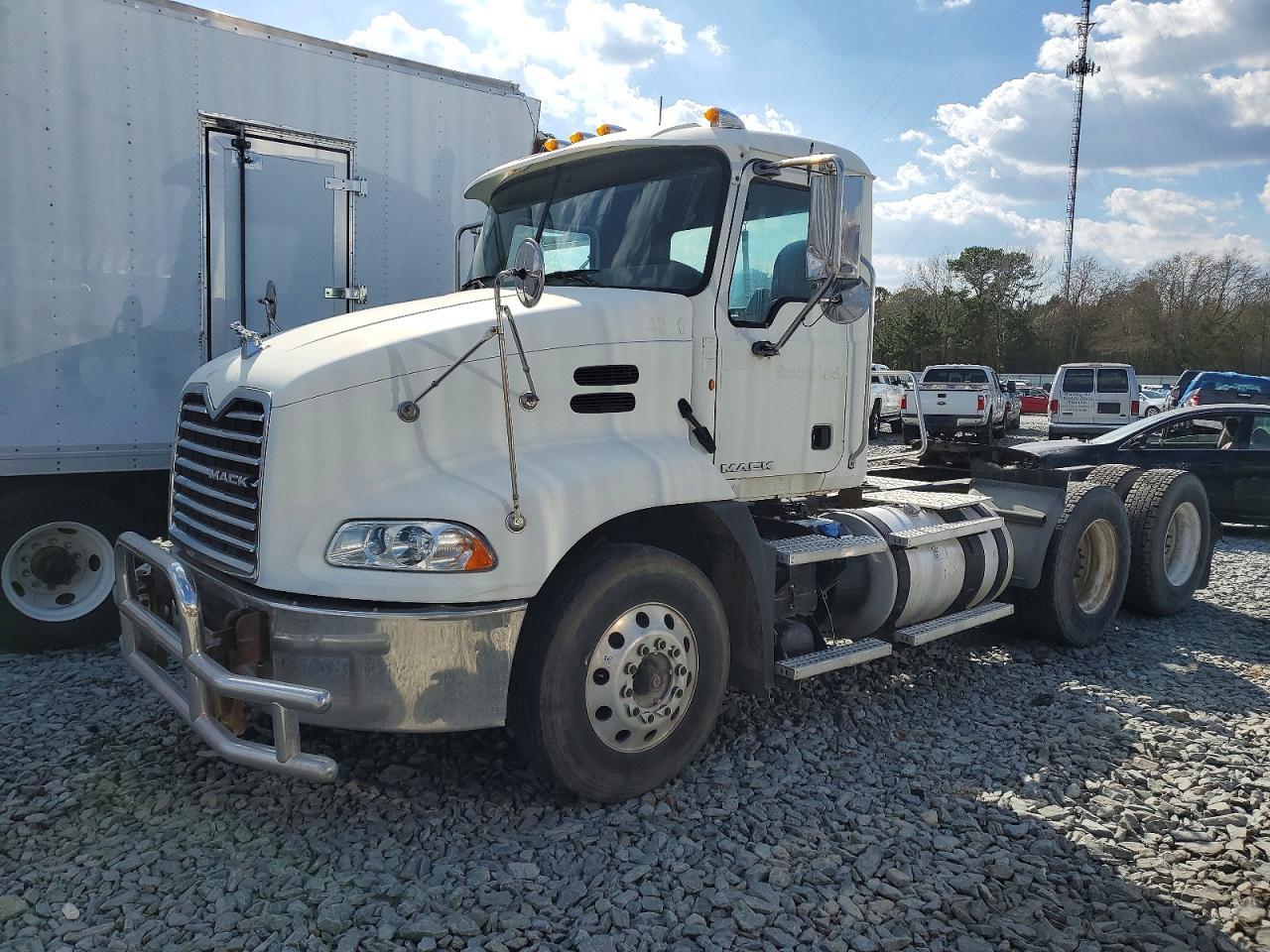 2014 Mack CXU613 Semi Truck