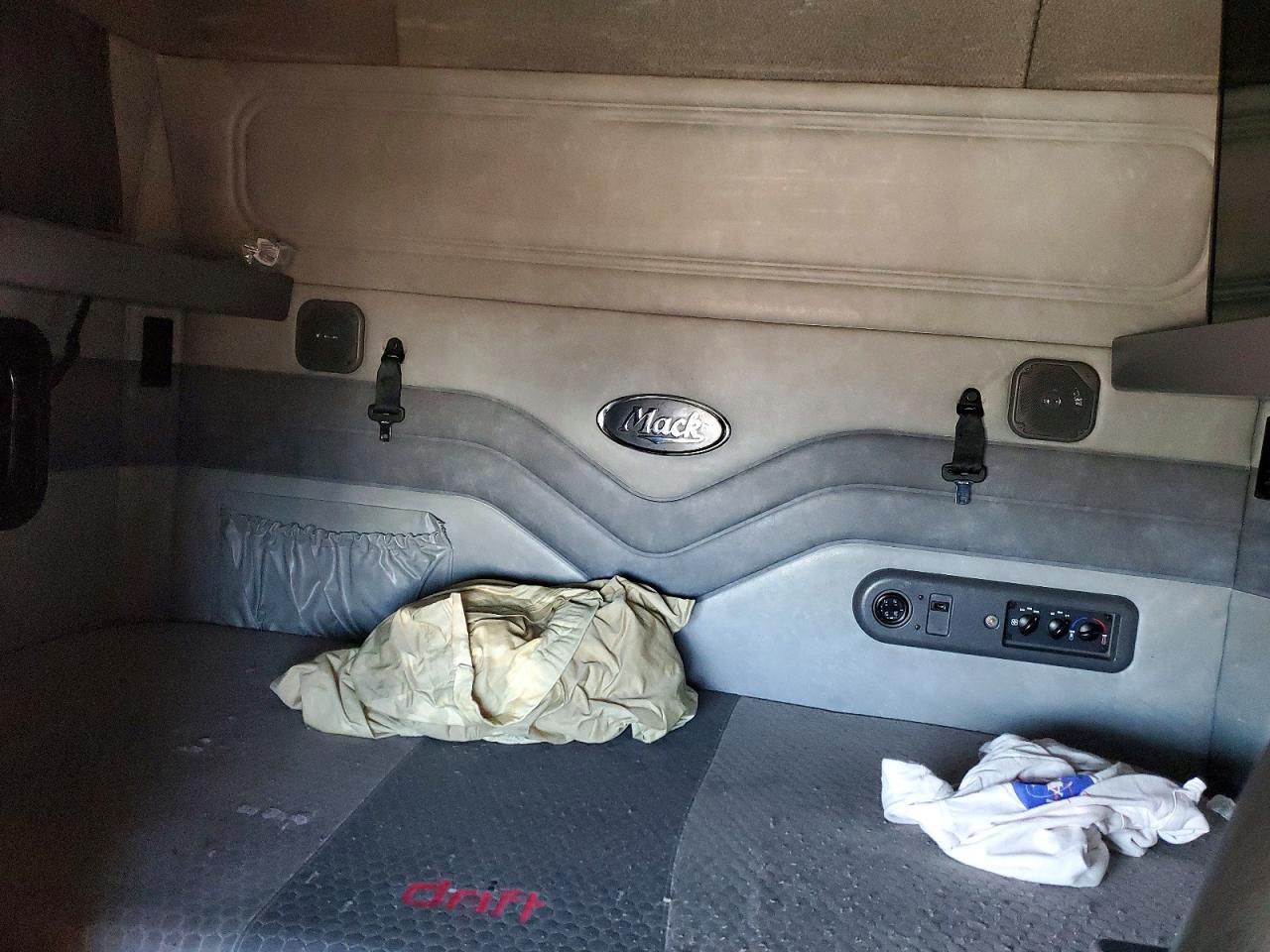 2014 Mack CXU613 Semi Truck