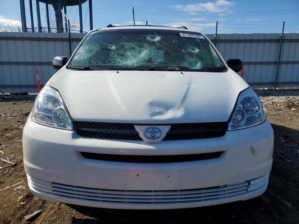 2004 Toyota Sienna le 8 Passenger