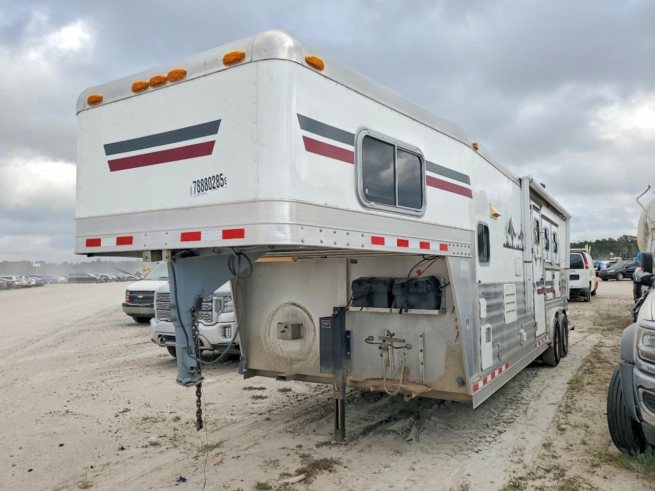 2003 Xmfi 2003 Titan Horse Trailer