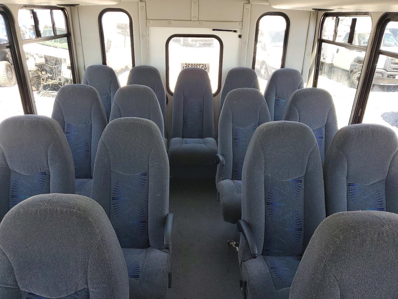 2013 Ford Econoline E450 Super Duty Cutaway Van