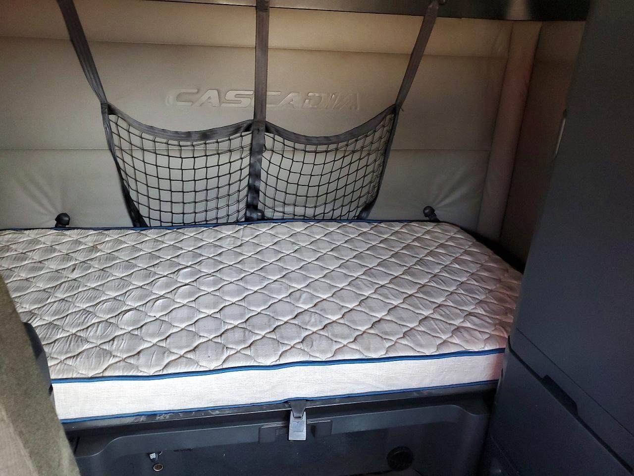 2020 Freigliner 2020 Freightliner Cascadia 126 Semi Truck