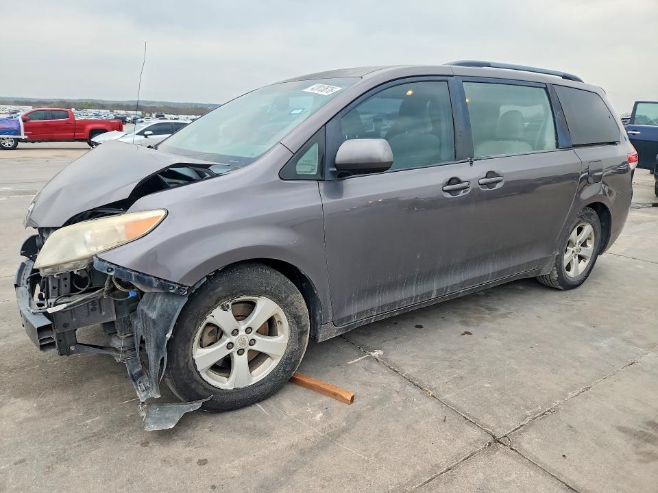 2012 Toyota Sienna le 8-passenger