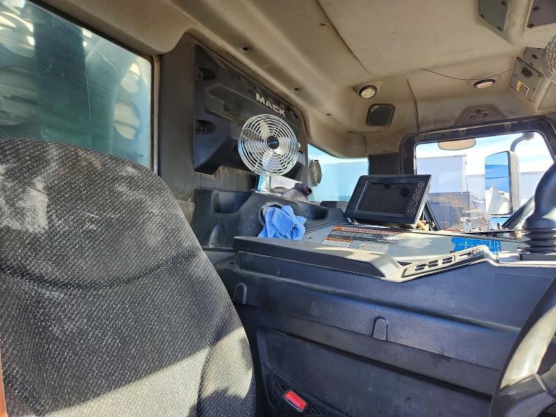 2016 Mack LR613 Refuse Truck