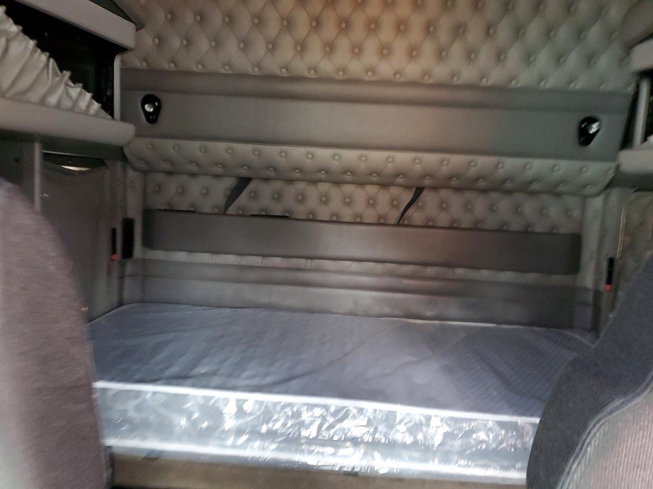 2015 Kenworth Constructi-Semi Truck