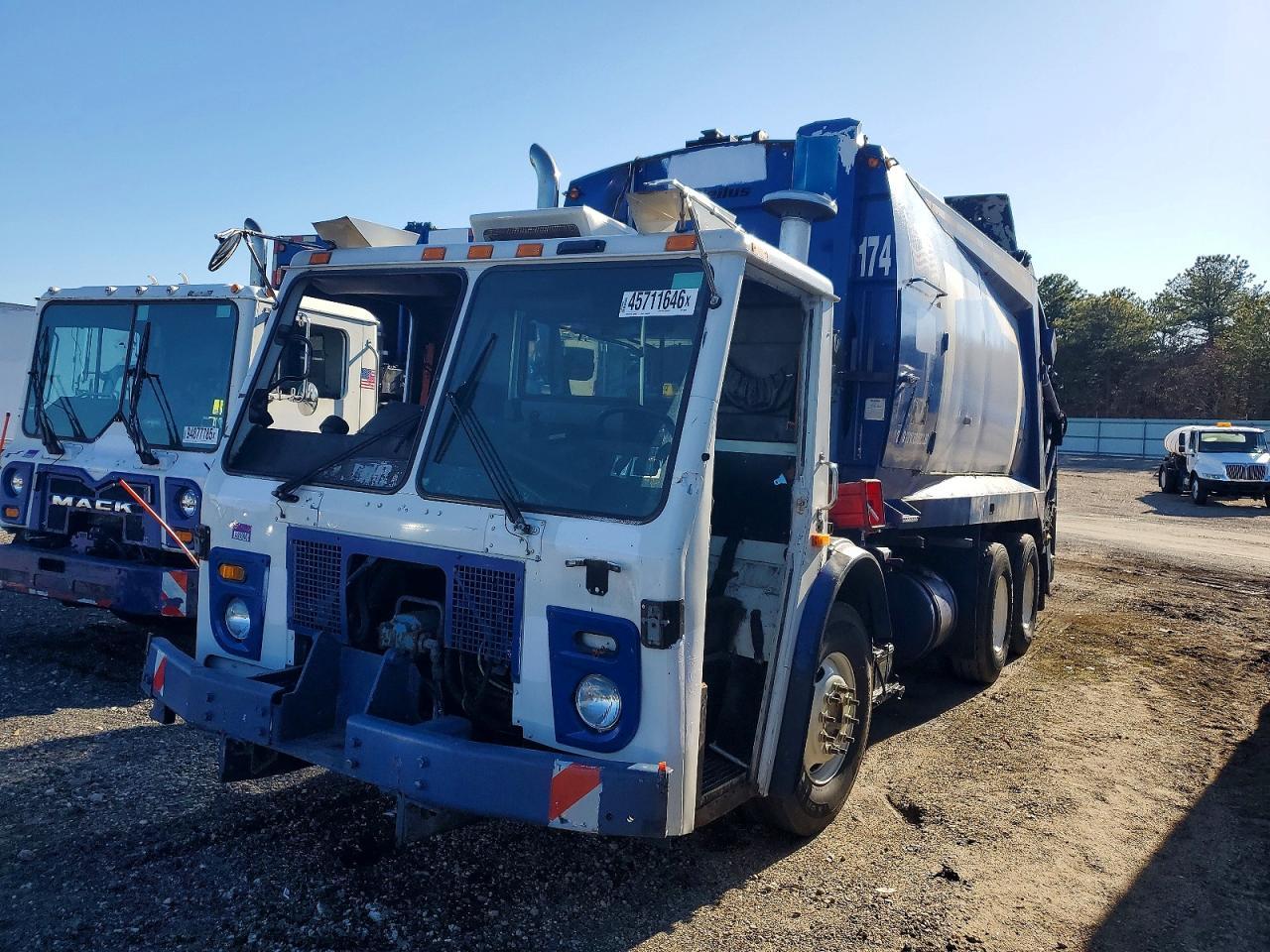 2010 Mack LEU613 Refuse Truck