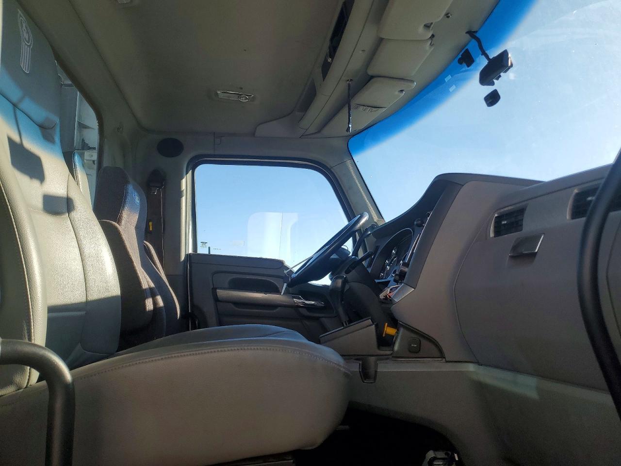 2016 Kenworth T680 Semi Truck