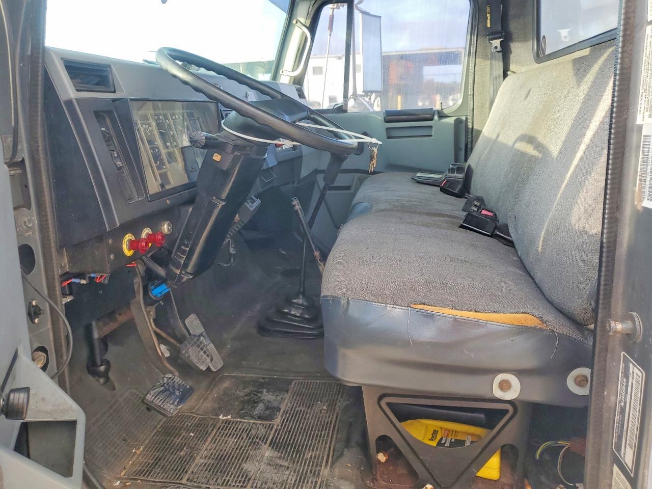 1995 International 4700 Semi Truck