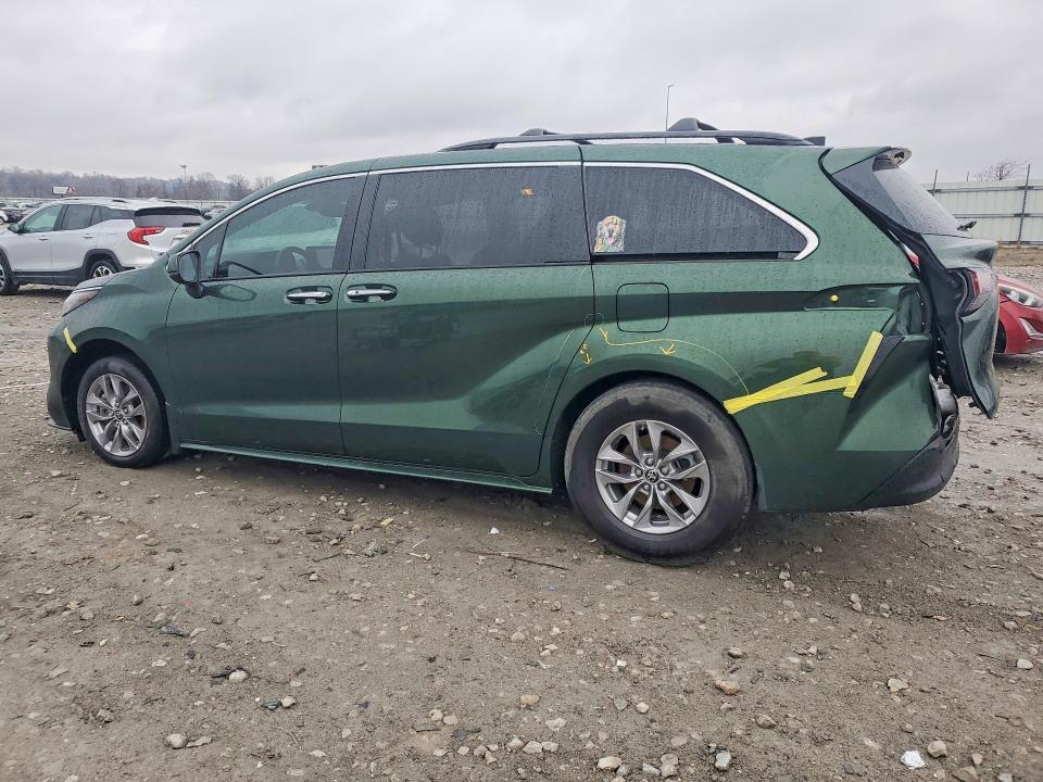 2022 Toyota Sienna xle 8-passenger