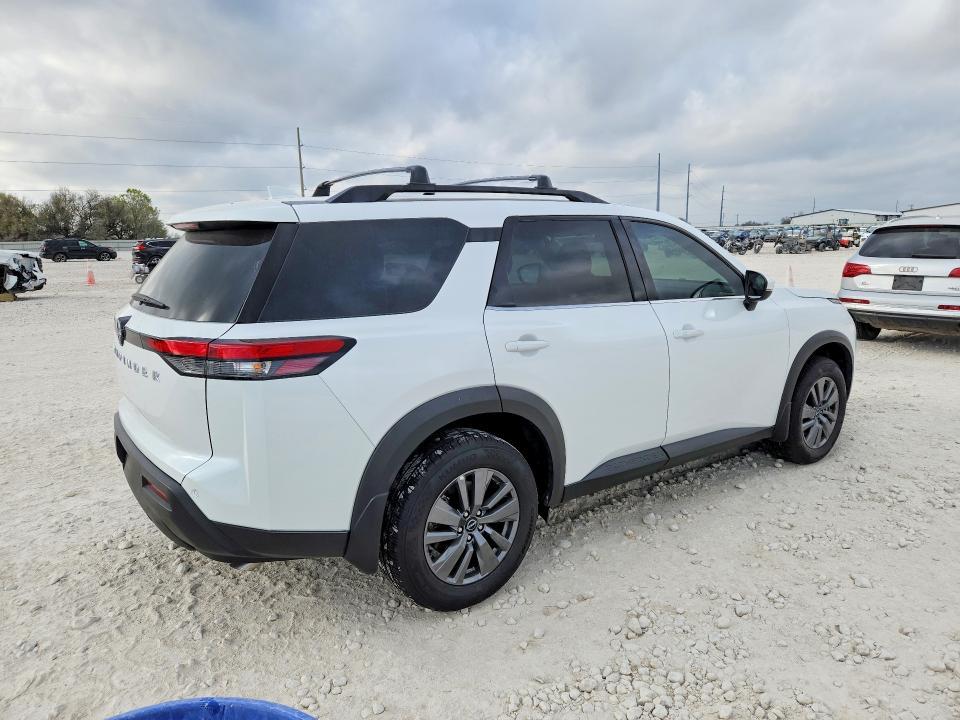 2025 Nissan Pathfinder sv