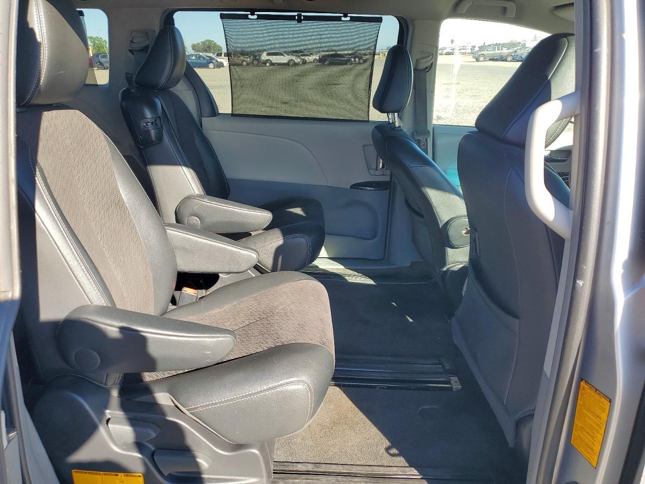 2012 Toyota Sienna le 7-passenger
