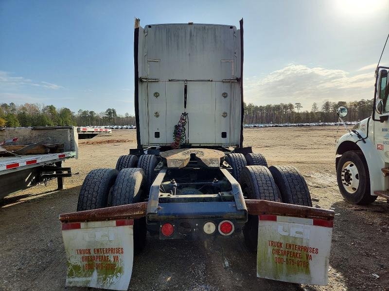 2011 Kenworth T700 Semi Truck