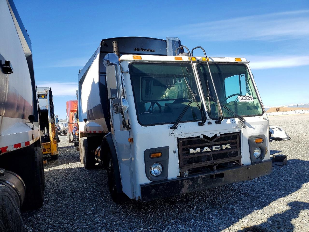 2010 Mack LEU613 Refuse Truck