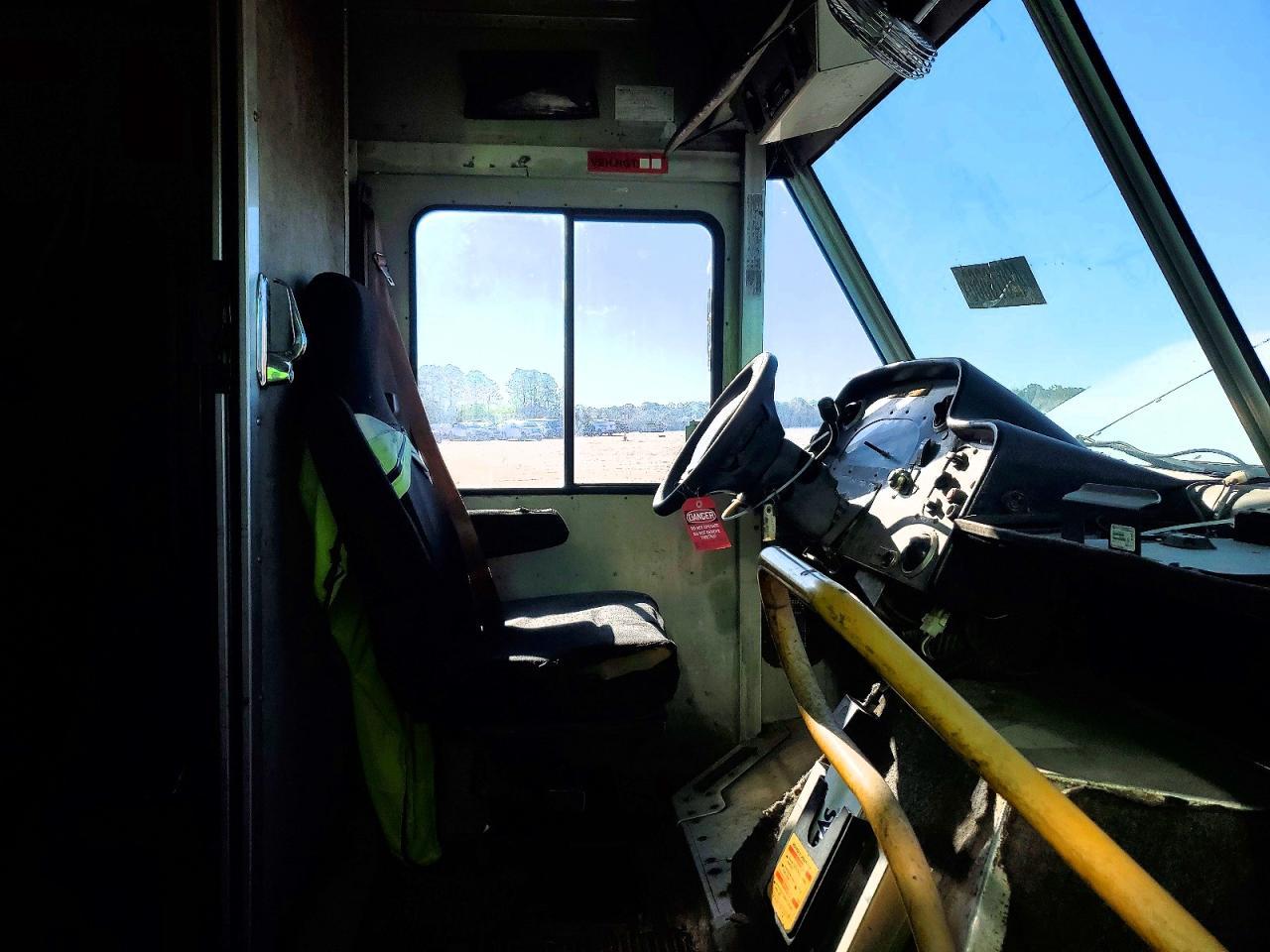 2004 Ford E450 Delivery Truck
