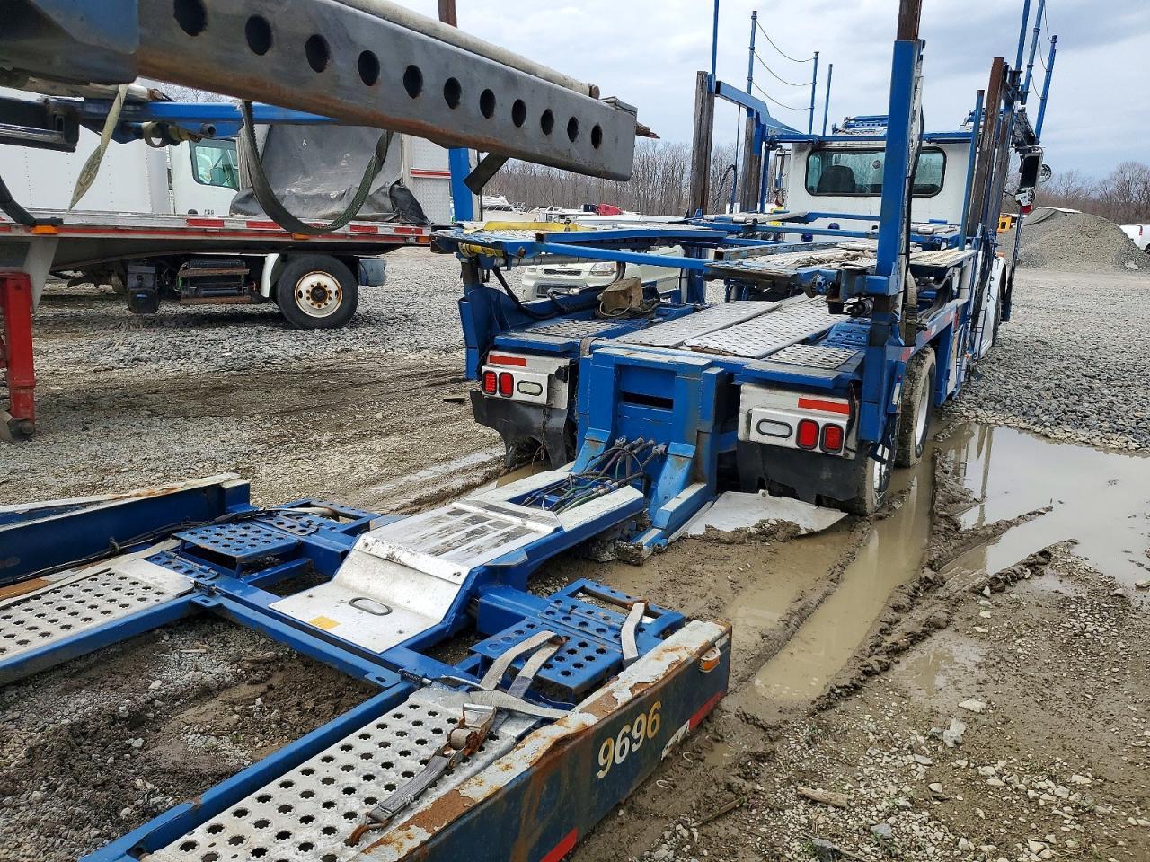 2013 Peterbilt 365 Car Hauler Truck