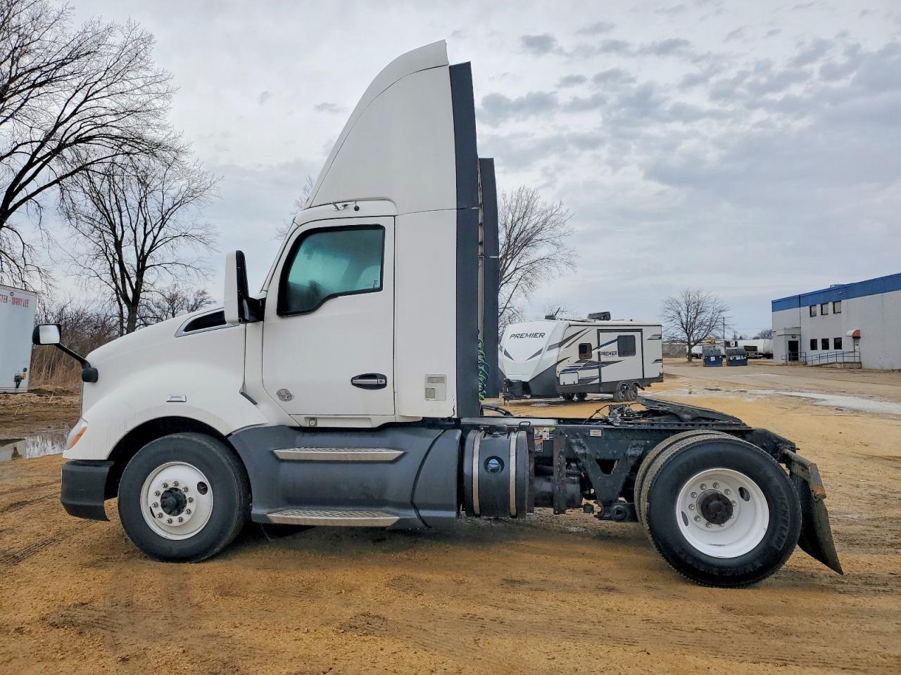 2016 Kenworth T680 Semi Truck