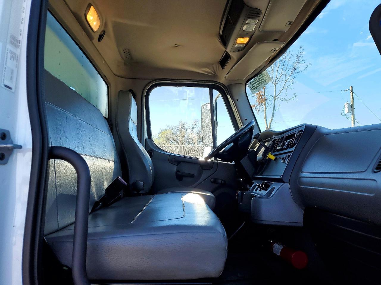 2015 Freightliner Business Class M2 BOX Truck