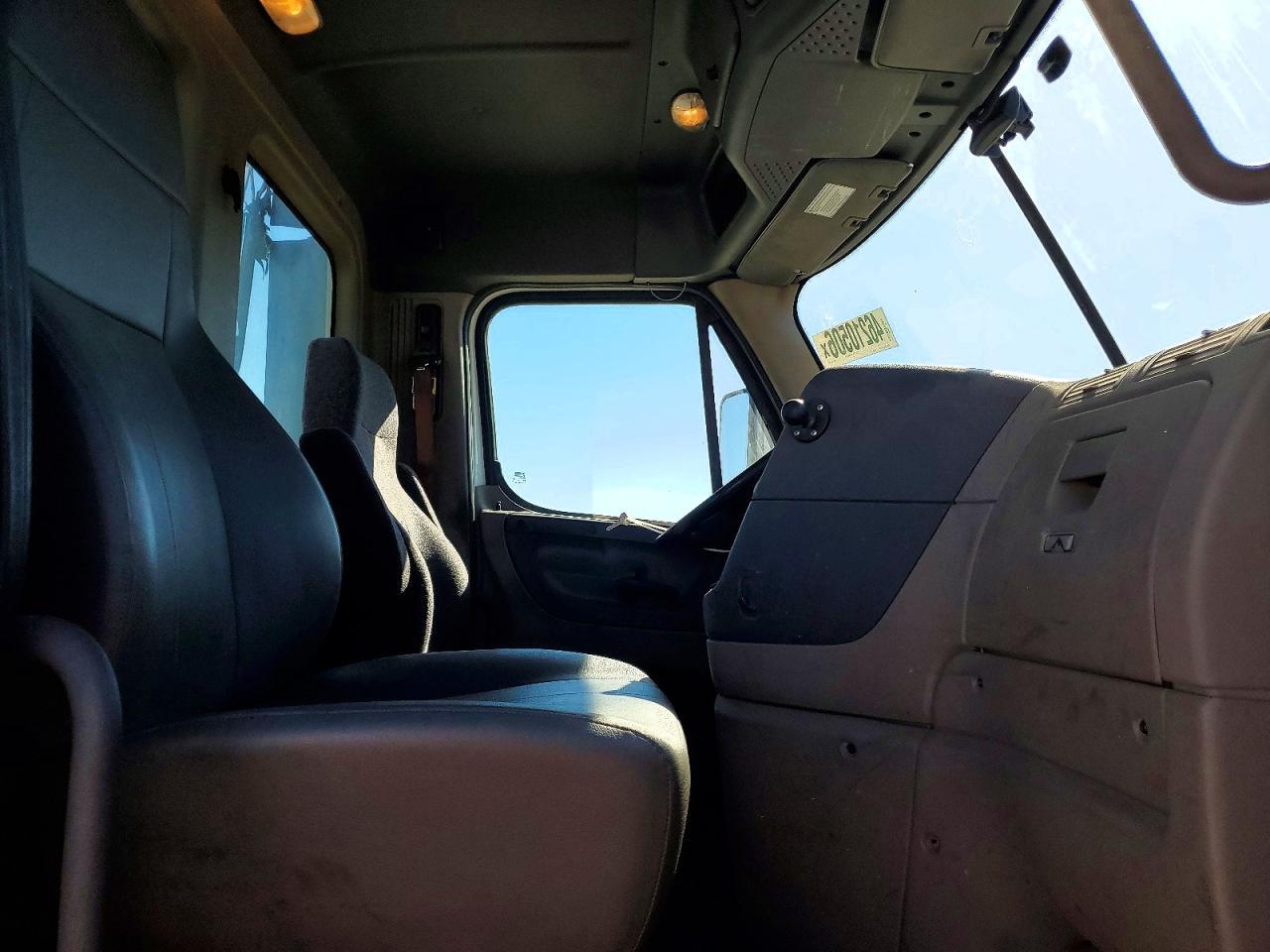 2016 Freightliner Cascadia 1-Semi Truck