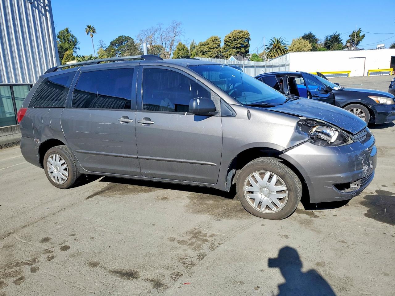 2005 Toyota Sienna ce 8 Passenger