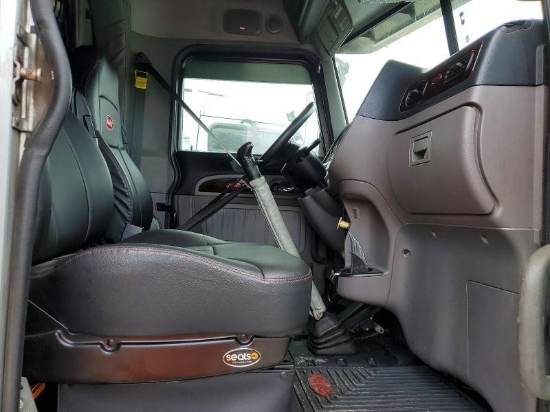 2014 Peterbilt Tractor 2014 Peterbilt 389 Semi Truck