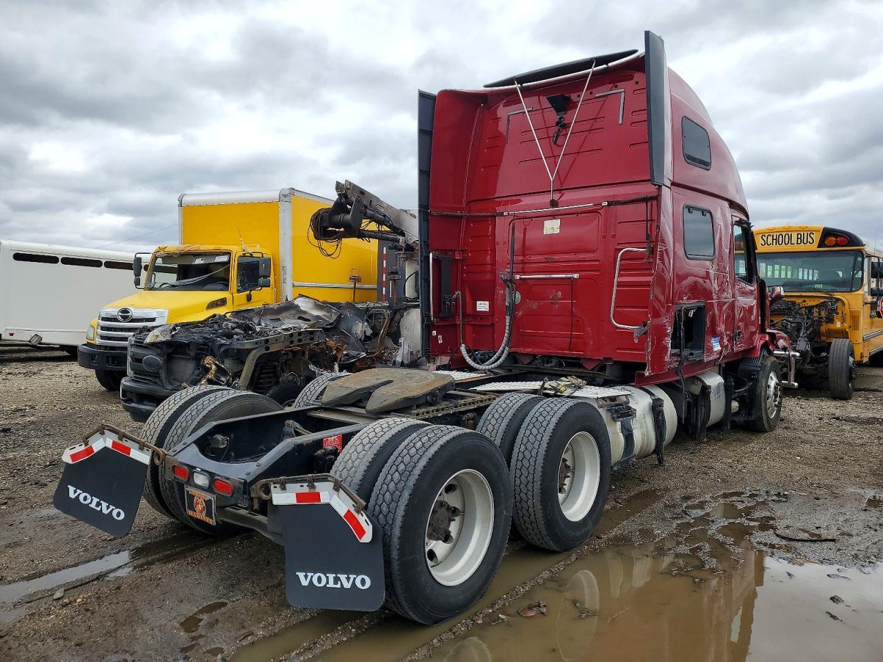 2013 Volv O VNL Semi Truck