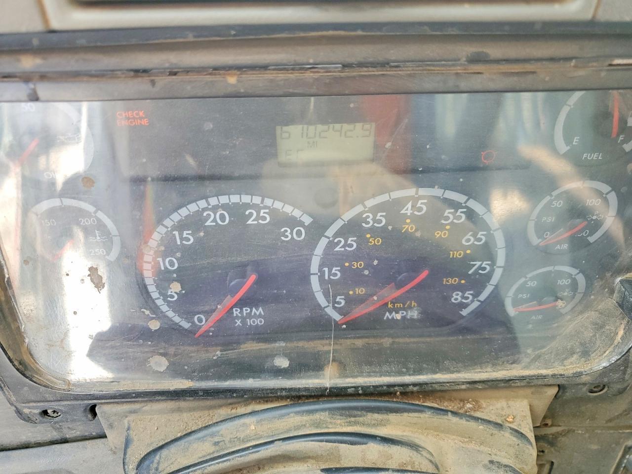 2004 Freightliner Columbia 120 Semi Truck