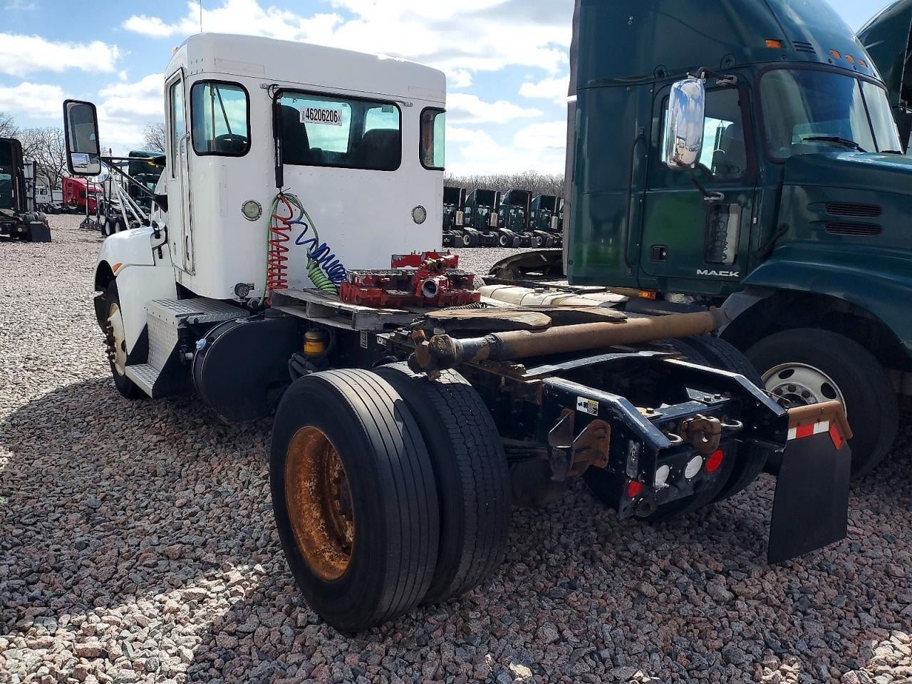 2015 Kenworth T330 Semi Truck