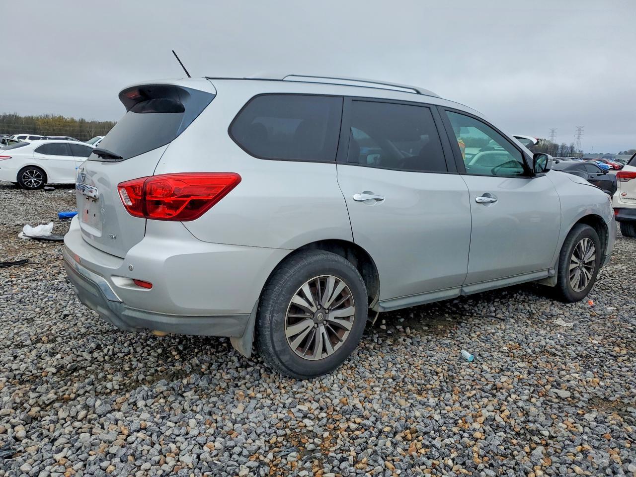 2017 Nissan Pathfinder sv