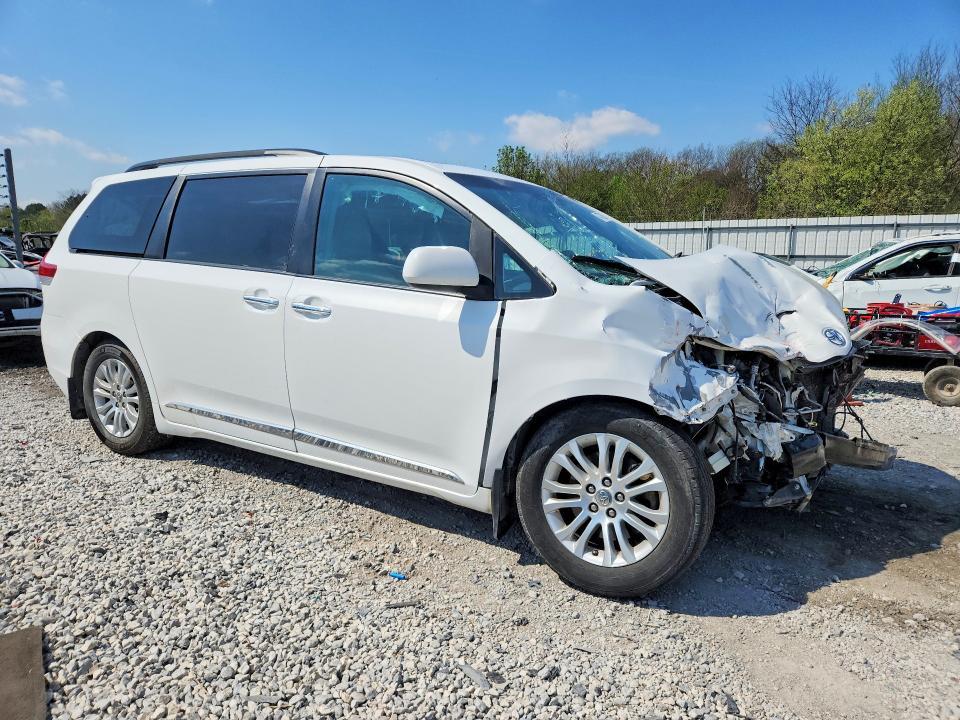 2011 Toyota Sienna xle 8-passenger