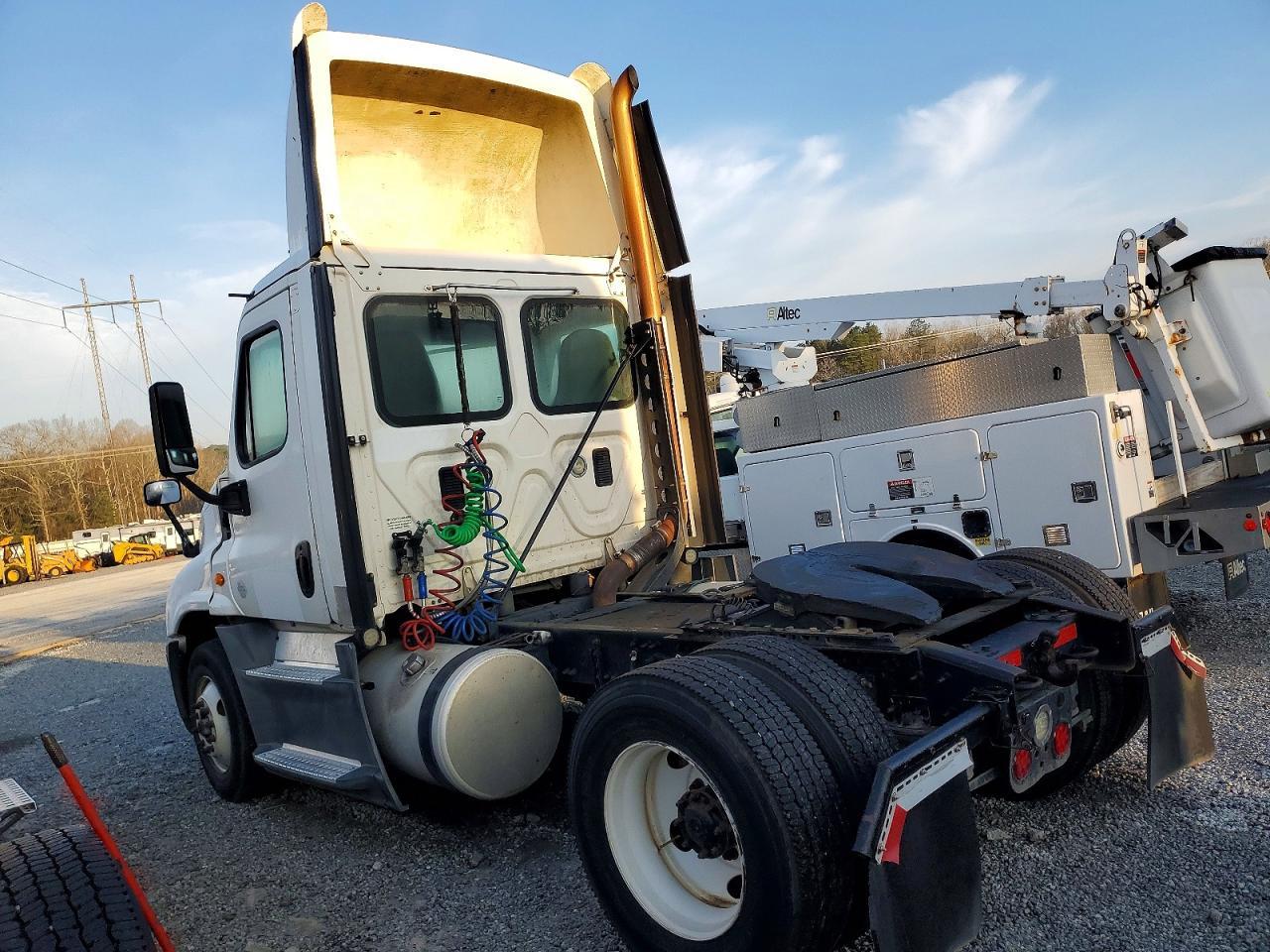 2016 Freightliner Cascadia 125 Semi Truck