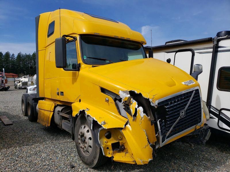 2011 Volvo VNL Semi Truck
