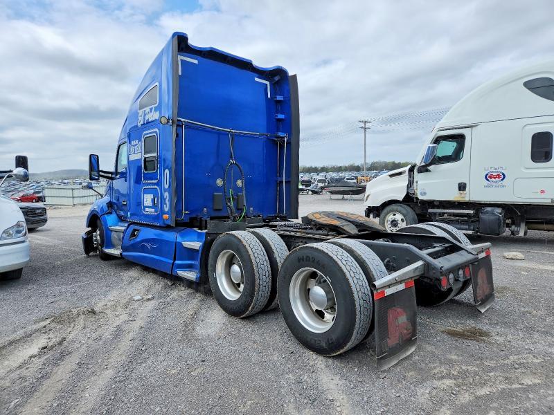 2015 Kenworth T680 Semi Truck