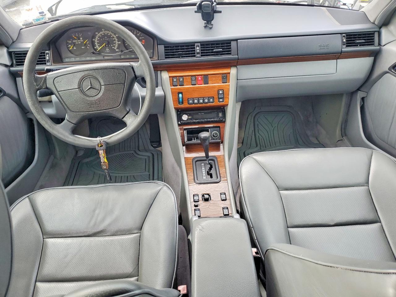 1995 Mercedes-Benz E 320 Base