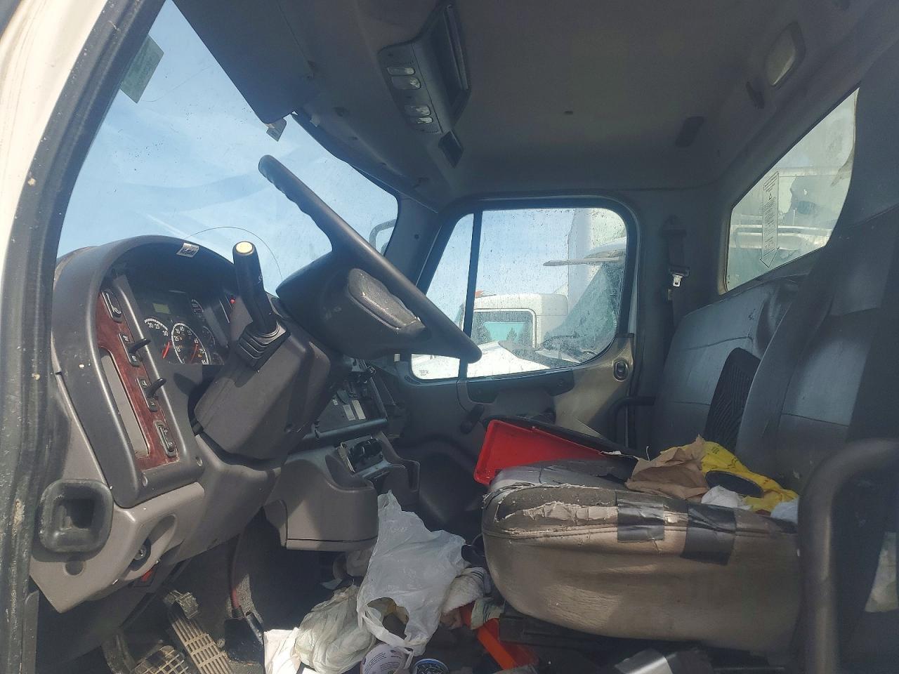 2014 Freigliner 2014 Freightliner Business Class M2 BOX Truck