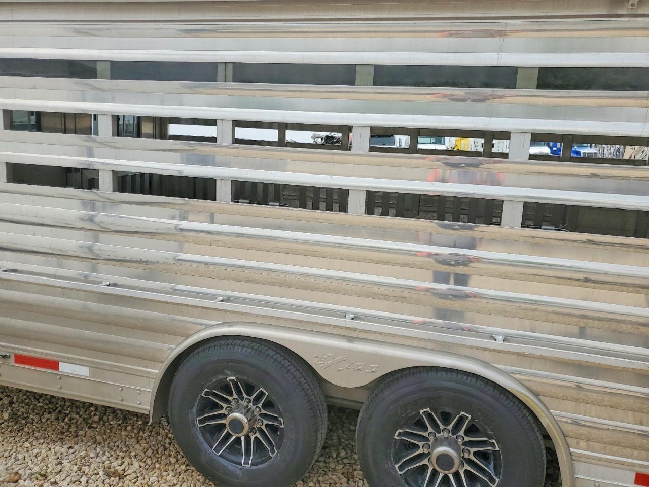 2018 Exxiss 2018 Universal Exiss Exhibitor 8028 Horse Trailer