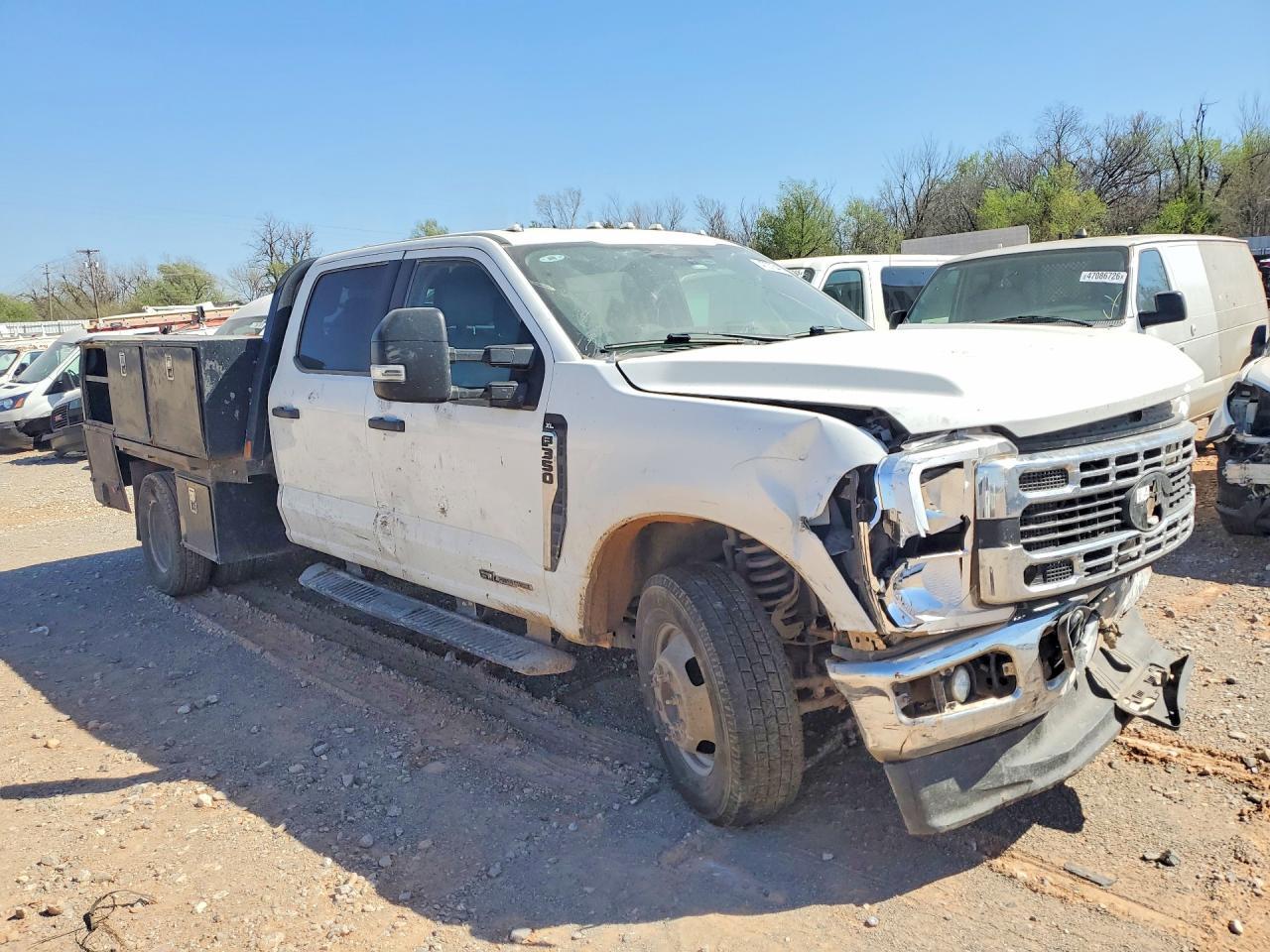 2023 Ford F350 Super Duty Flatbed Truck