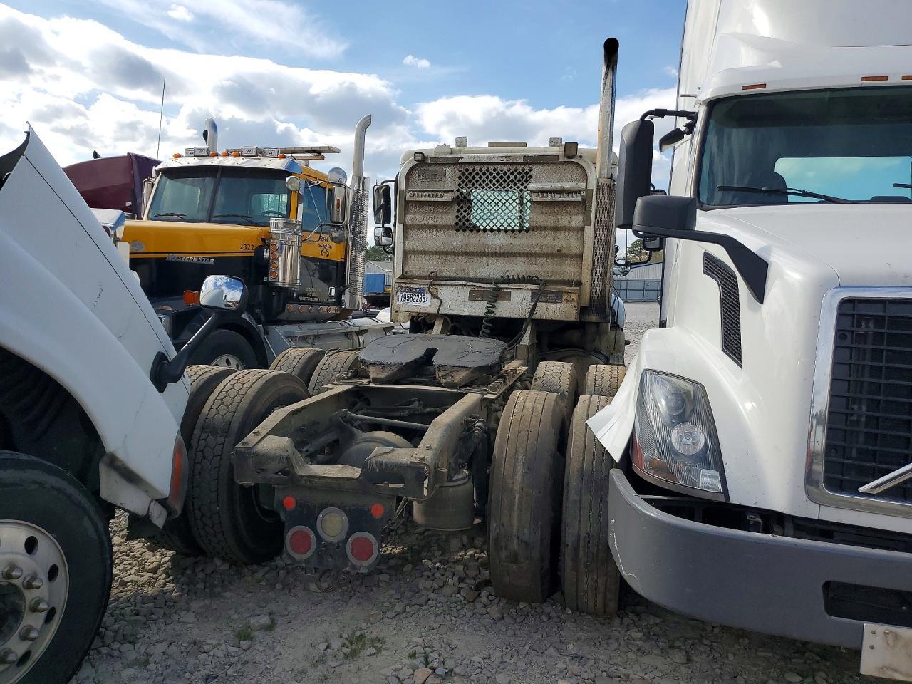 2004 Freightliner Columbia 120 Semi Truck
