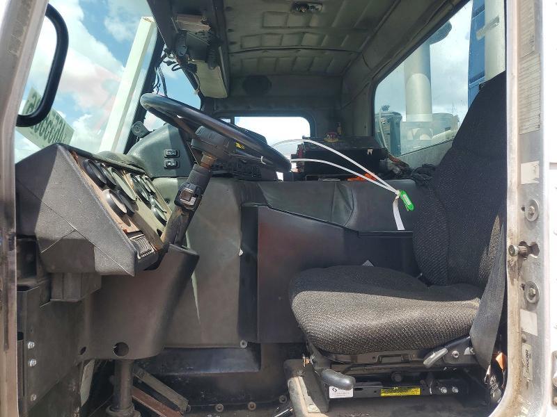 2011 Peterbilt 320
