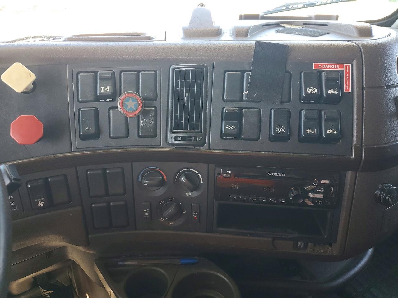 2014 Volvo VNL Semi Truck