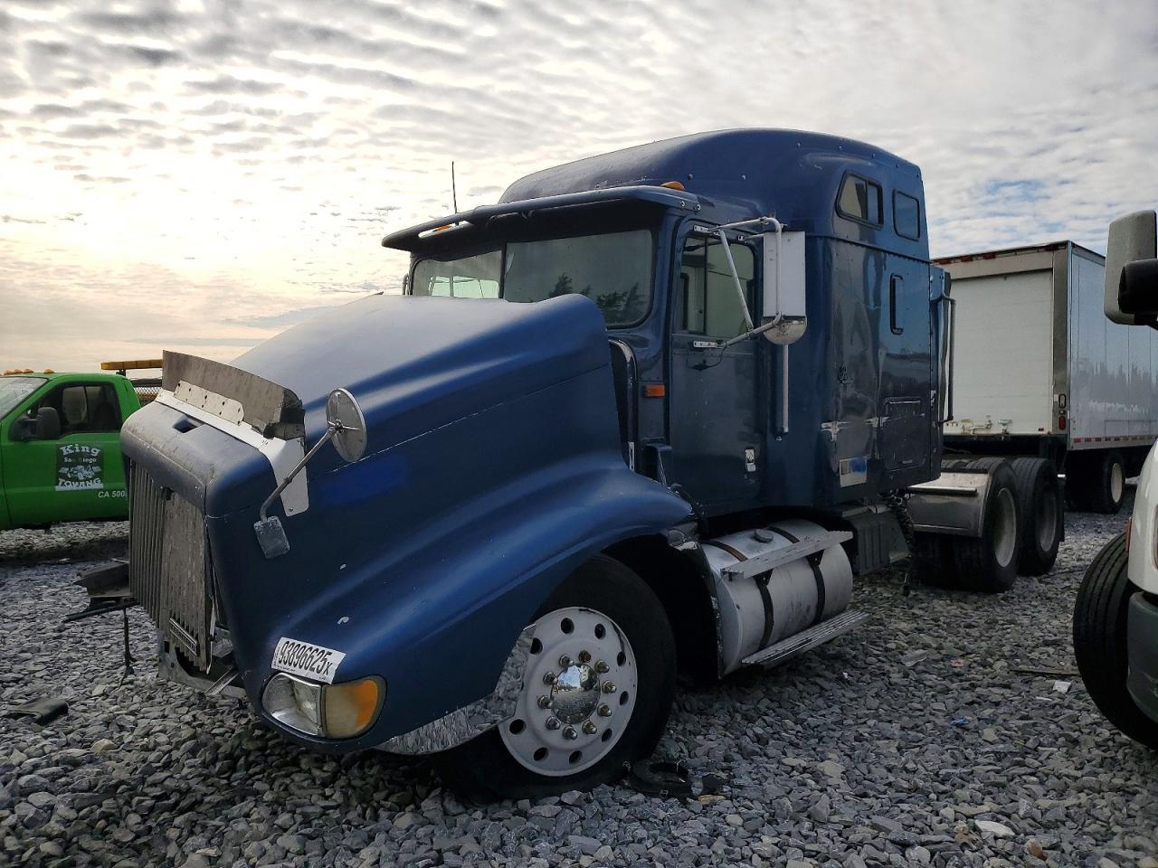 2000 International 9200 Semi Truck
