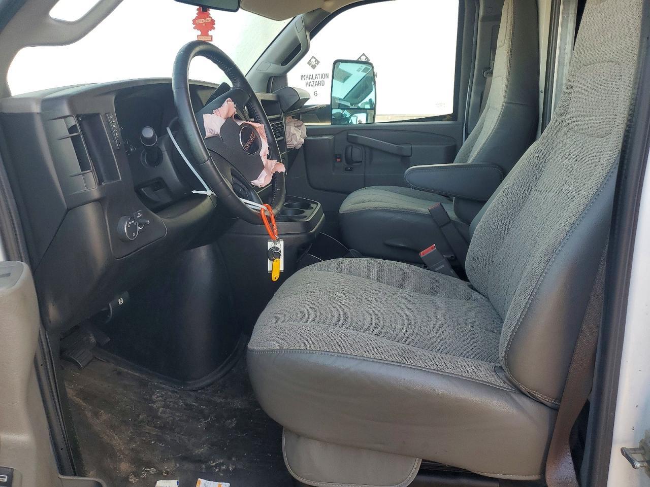 2022 GMC Savana BOX Truck