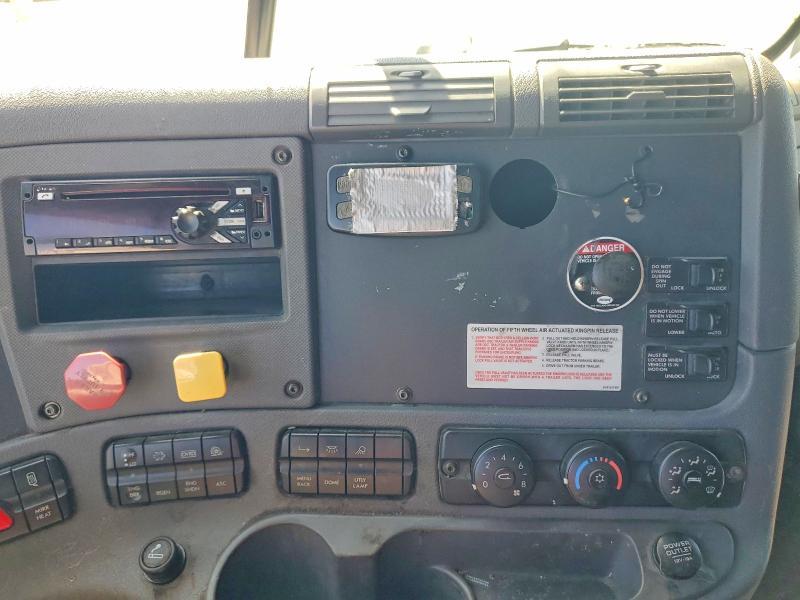 2016 Freigliner 2016 Freightliner Cascadia 113 Semi Truck