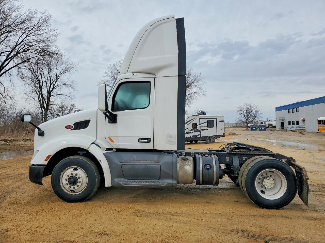 2017 Peterbilt 579 Semi Truck