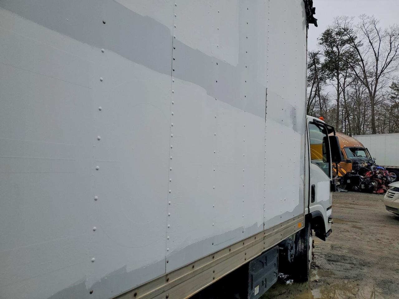 2017 Isuzu NRR BOX Truck