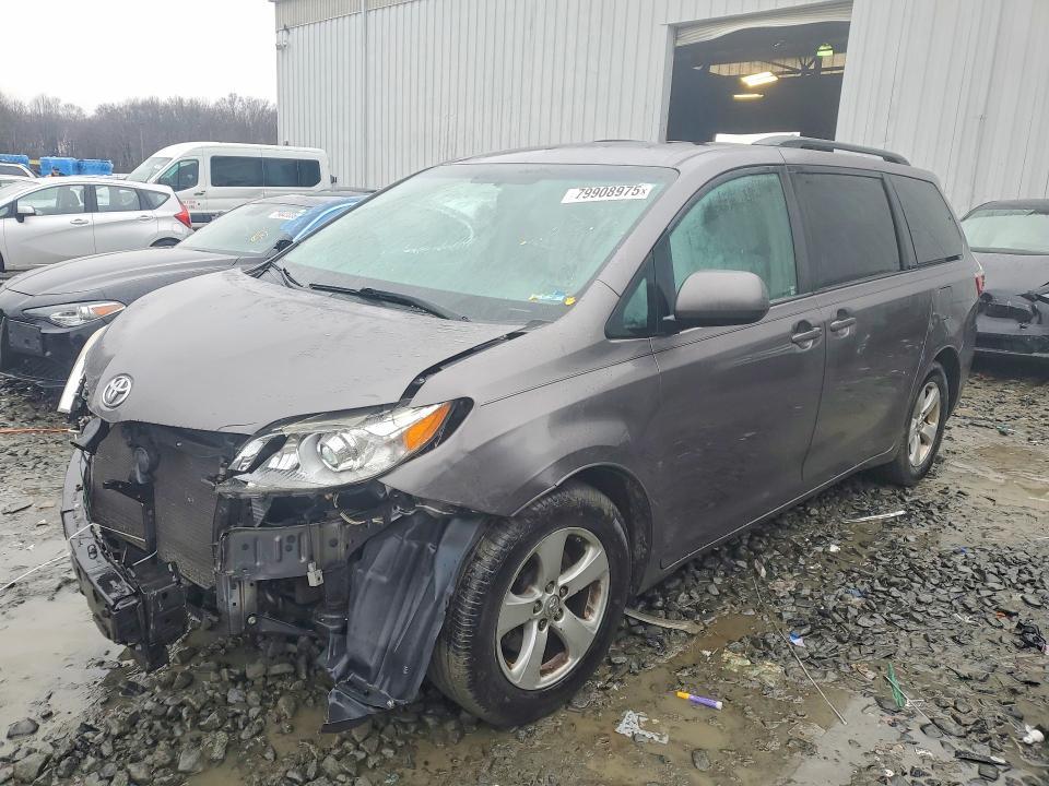 2017 Toyota Sienna le 8-passenger