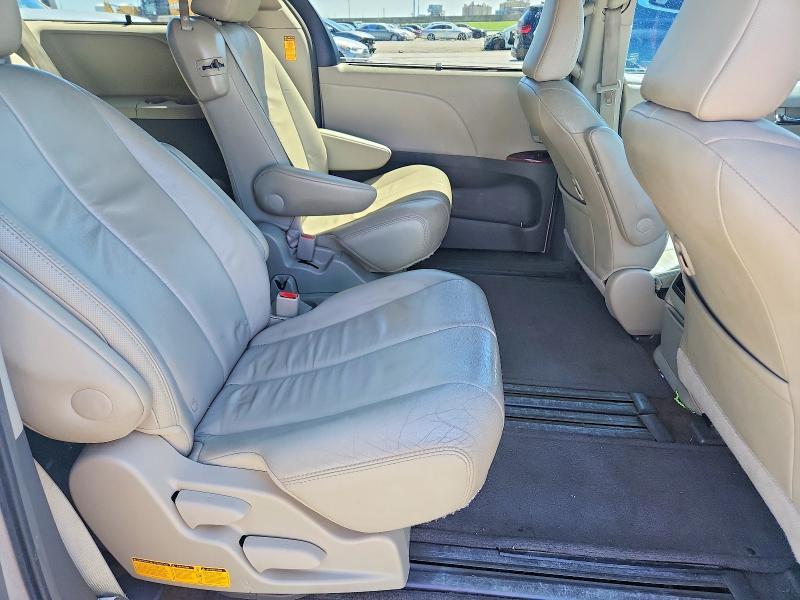 2014 Toyota Sienna xle 8-passenger