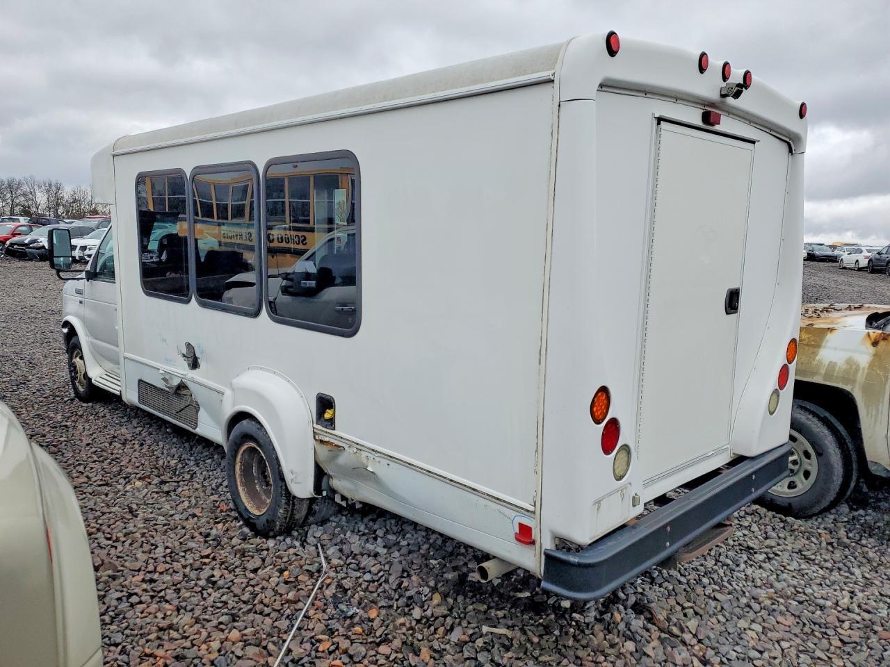 2015 Ford Econoline E350 Super Duty Cutaway Van