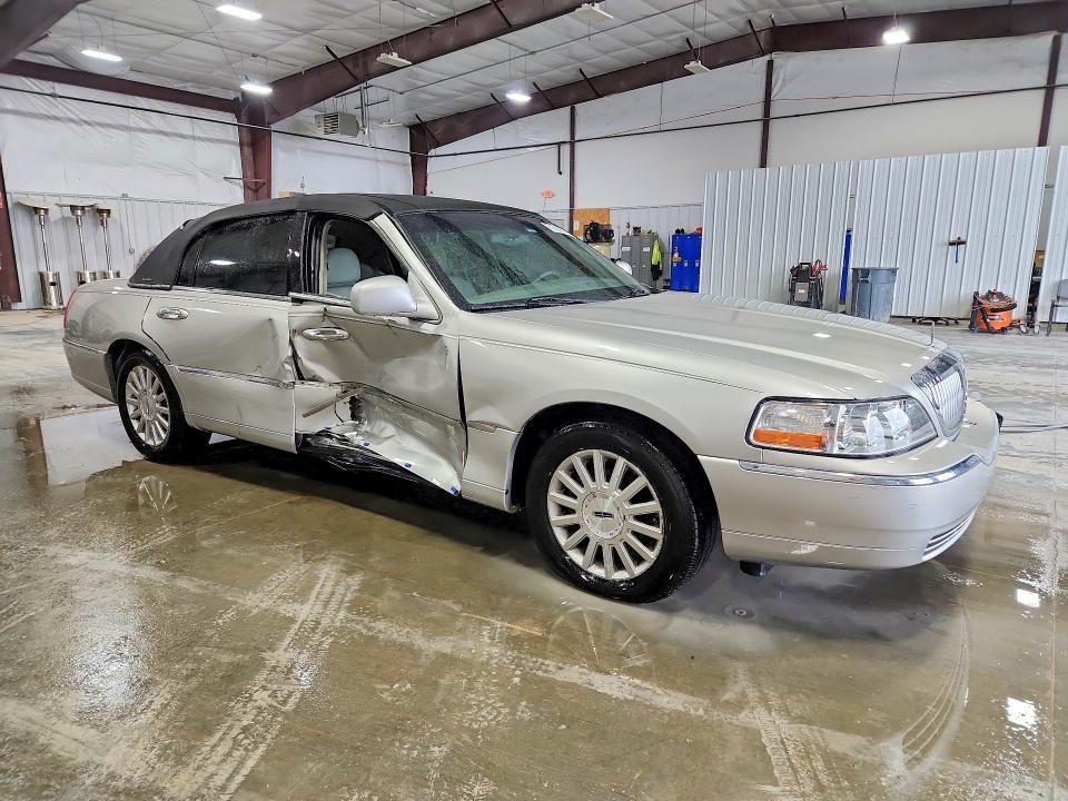 2004 Lincoln Town car Executive